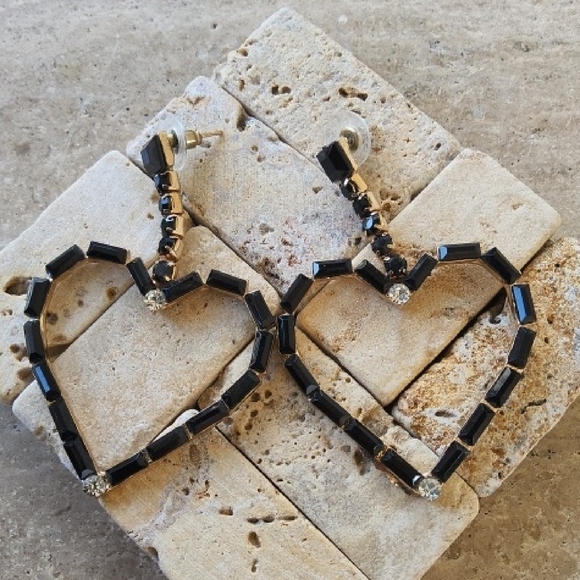 Elegant Black Heart Earrings - Picture 1 of 4